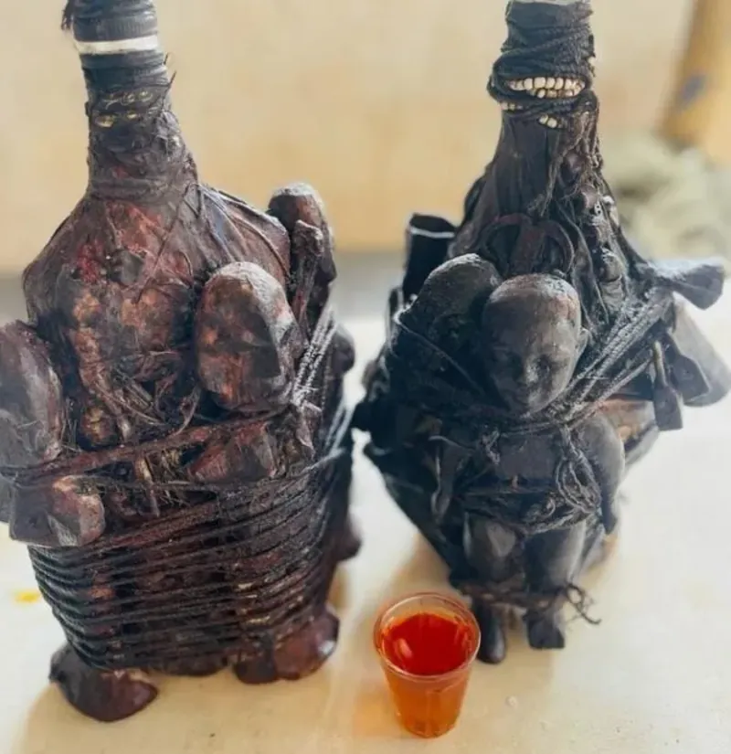Objets rituels de protection liés de cordes, avec une coupe rouge