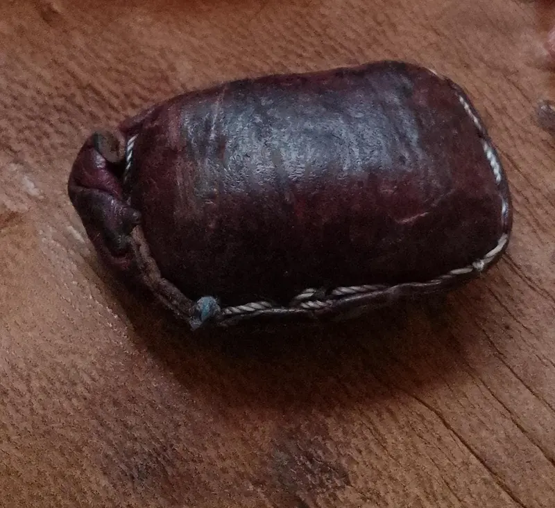 Talisman traditionnel en cuir cousu, préparé et chargé à la main